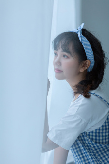 和尚街头搂女性说笑